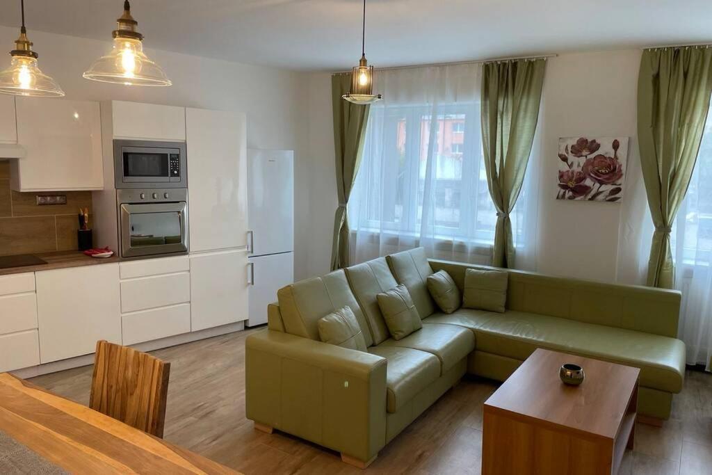 Newly Renovated 2 Rooms Apartment Downtown Нитра Экстерьер фото