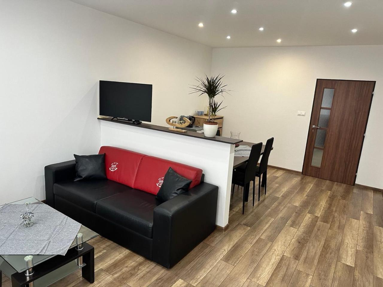 Newly Renovated 2 Rooms Apartment Downtown Нитра Экстерьер фото
